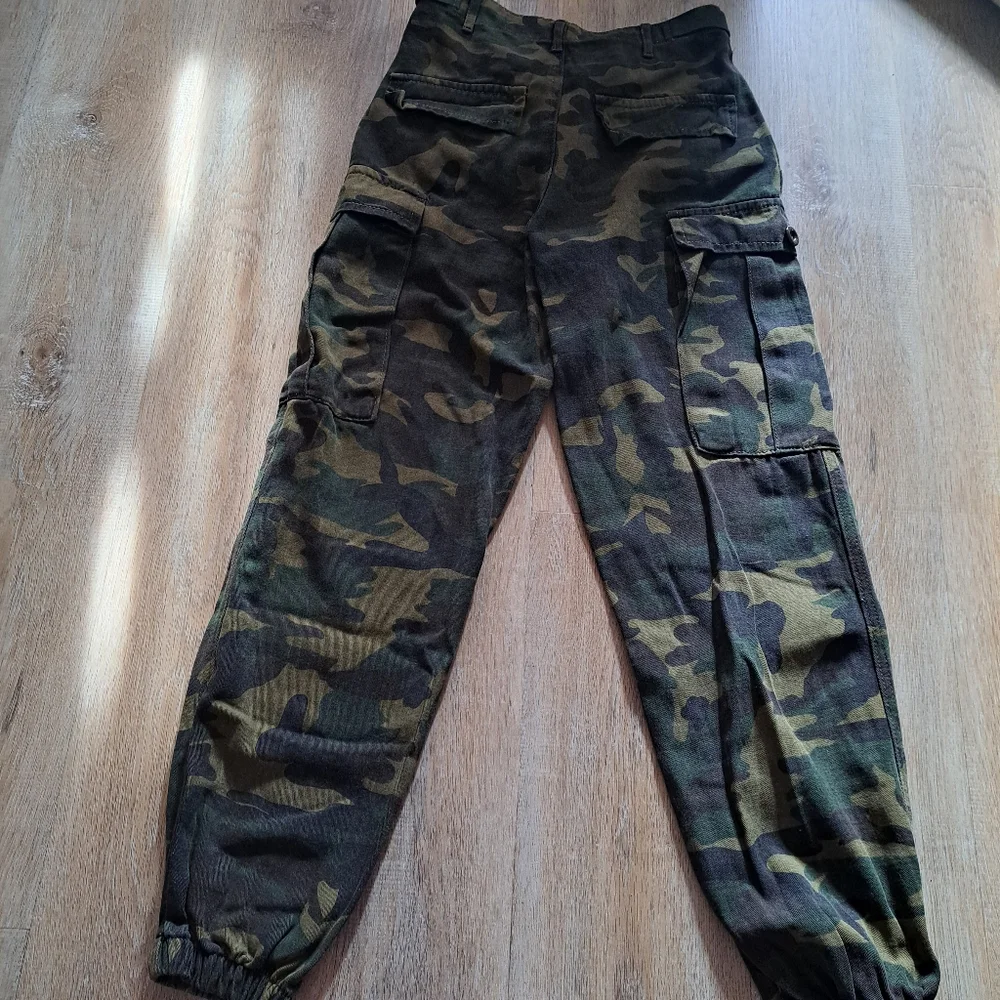 Forever 21 Camouflage Green Cargo Pants Elastic Hem Women's Size XS